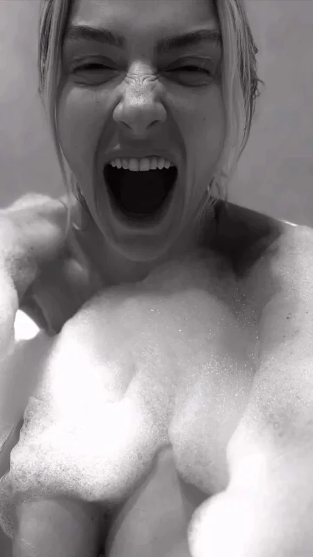 Hadise duş aldığı görüntüləri paylaşdı