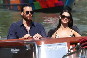 Can Yaman “Venesiya”ya onunla qatıldı