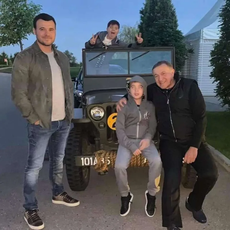 Emin atasının arxiv şəkillərini yaydı