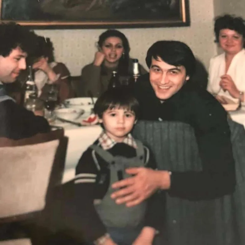 Emin atasının arxiv şəkillərini yaydı