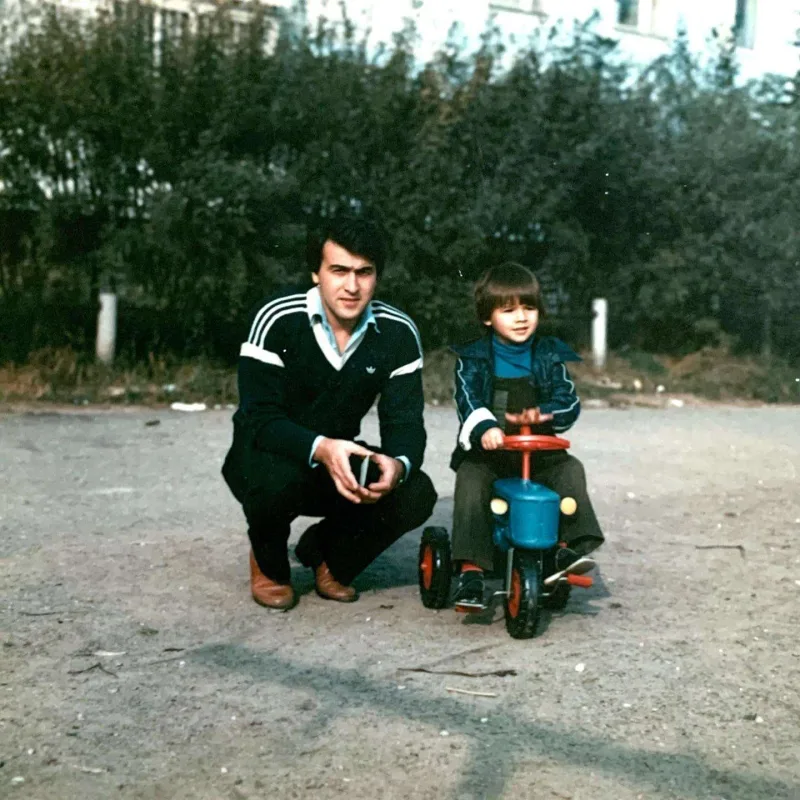 Emin atasının arxiv şəkillərini yaydı