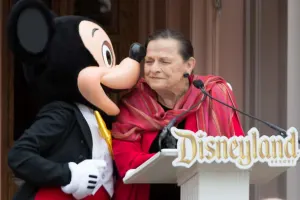 “Disney” qəhrəmanlarını geyindirən dizayner həyatını itirdi