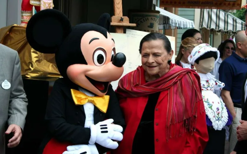 “Disney” qəhrəmanlarını geyindirən dizayner həyatını itirdi