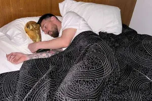 Messi sevincindən kubokla yatdı