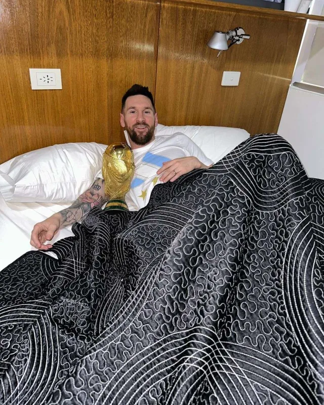 Messi sevincindən kubokla yatdı