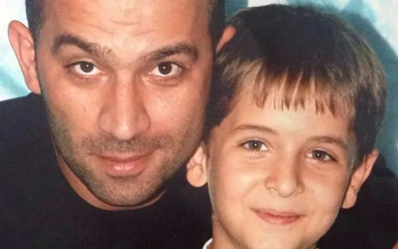 16 il sonra tamaşaçılarla belə vidalaşdı