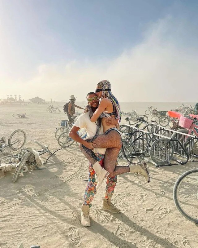 “Burning Man”da eşq...