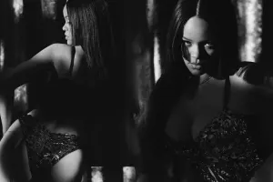 Bu dəfə brendi üçün soyundu