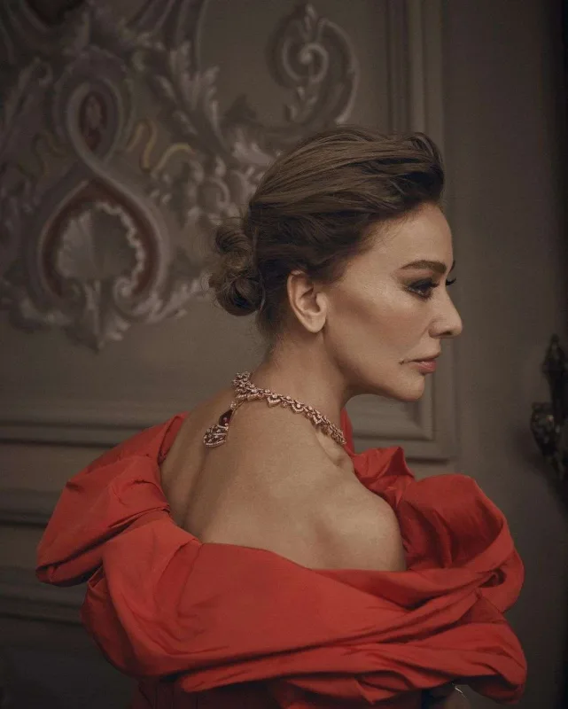 “Matmazel” jurnalın üz qabığında