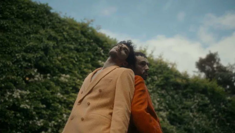 Mabelin “oğlan sevgilisi” qalmaqal yaratdı