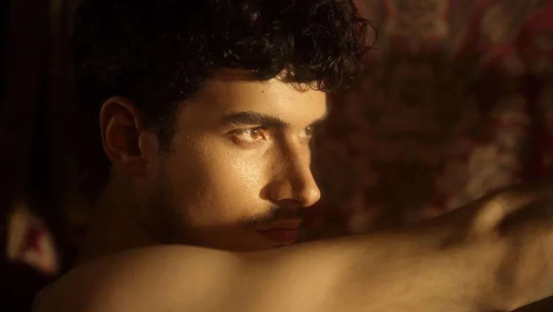 Mabelin “oğlan sevgilisi” qalmaqal yaratdı