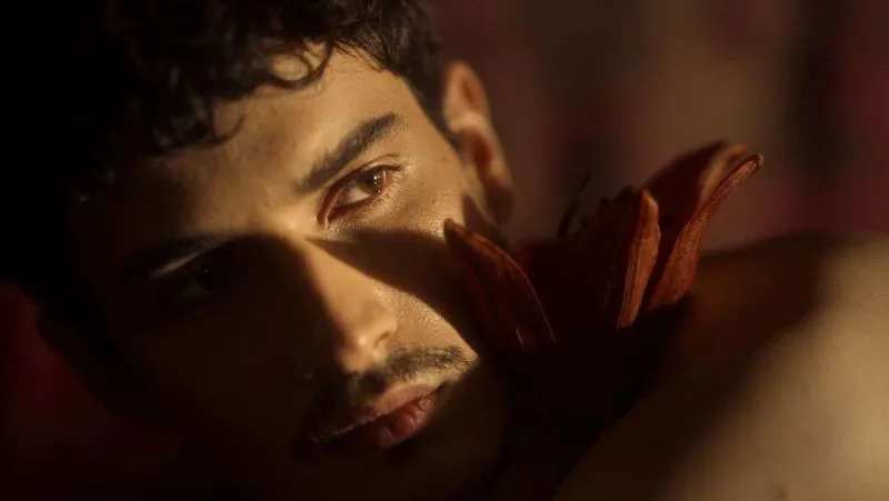 Mabelin “oğlan sevgilisi” qalmaqal yaratdı