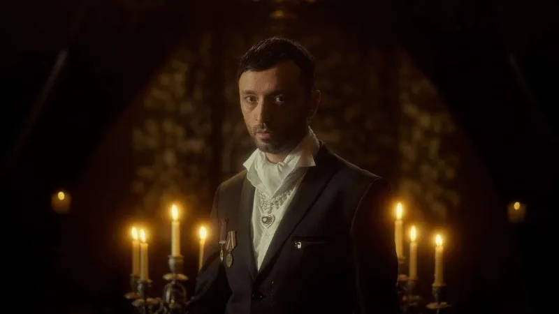 Mabelin “oğlan sevgilisi” qalmaqal yaratdı