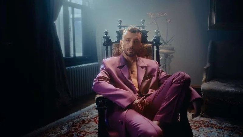 Mabelin “oğlan sevgilisi” qalmaqal yaratdı