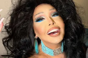 Bülentin səhnədə sinəsi açıldı - Video