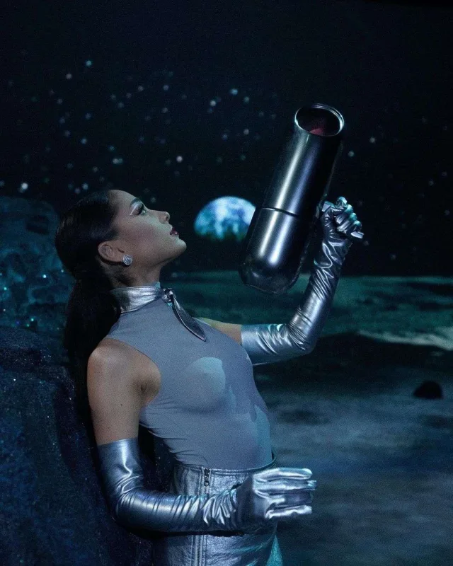 Teylor Ariananı geridə qoydu