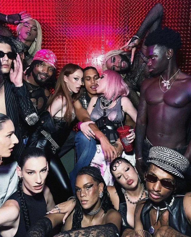 Madonnadan erotik pozalar