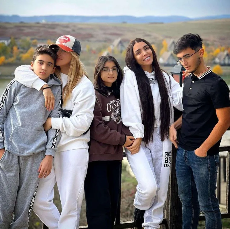 Övladları ilə istirahətdə - FOTOLAR