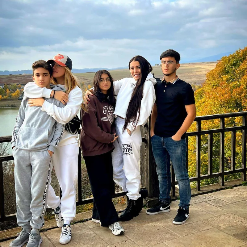 Övladları ilə istirahətdə - FOTOLAR