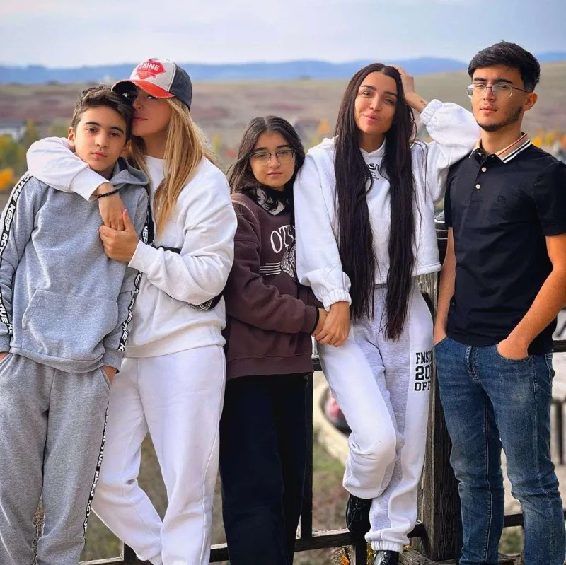 Övladları ilə istirahətdə - FOTOLAR