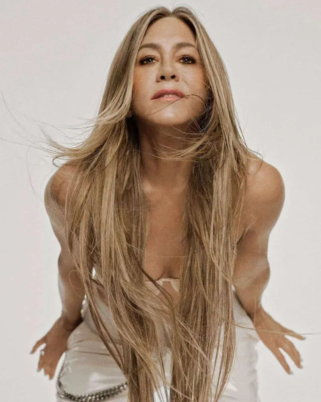 Jurnal üçün yarıçılpaq pozalar verdi