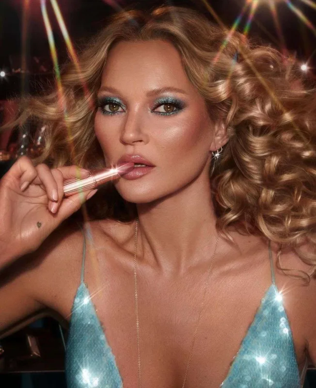 Keyt Moss yeni imicdə pozalar verdi