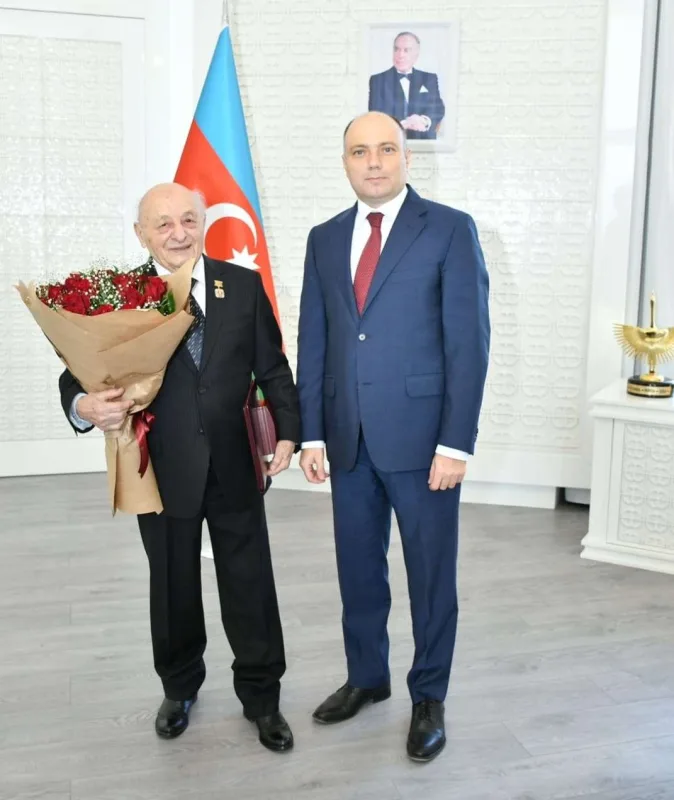 Nazir Ömər Eldarovu təltif etdi