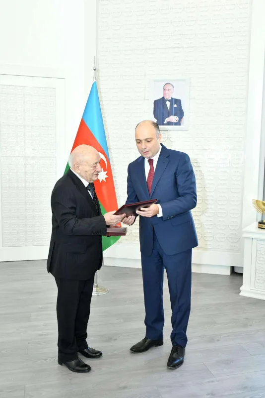 Nazir Ömər Eldarovu təltif etdi