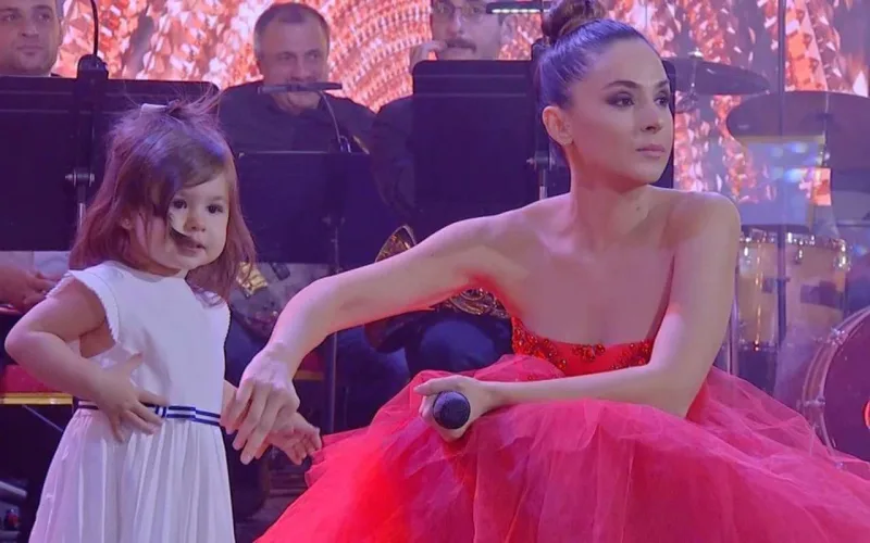 Qızı Saakaşvili üçün mahnı oxudu - Video