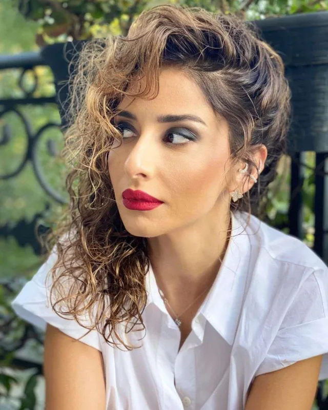 Leyla Quliyeva retro obrazda