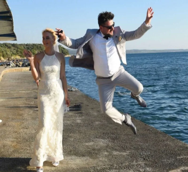 Eyni gündə bir qızı məzun oldu, digəri evləndi