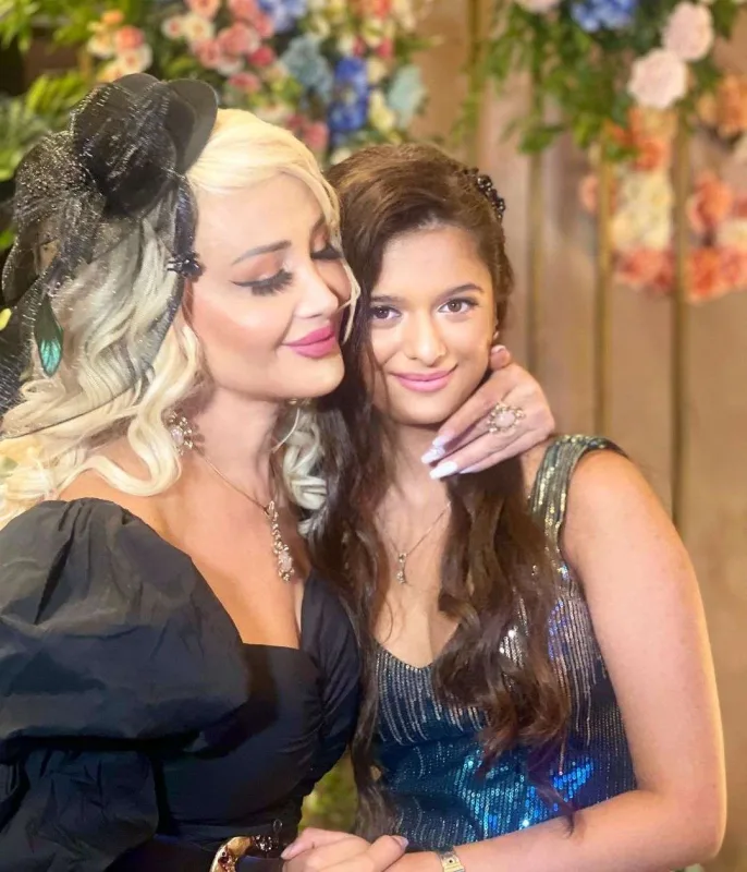 Xalq artistinin qızı universitetə qəbul oldu