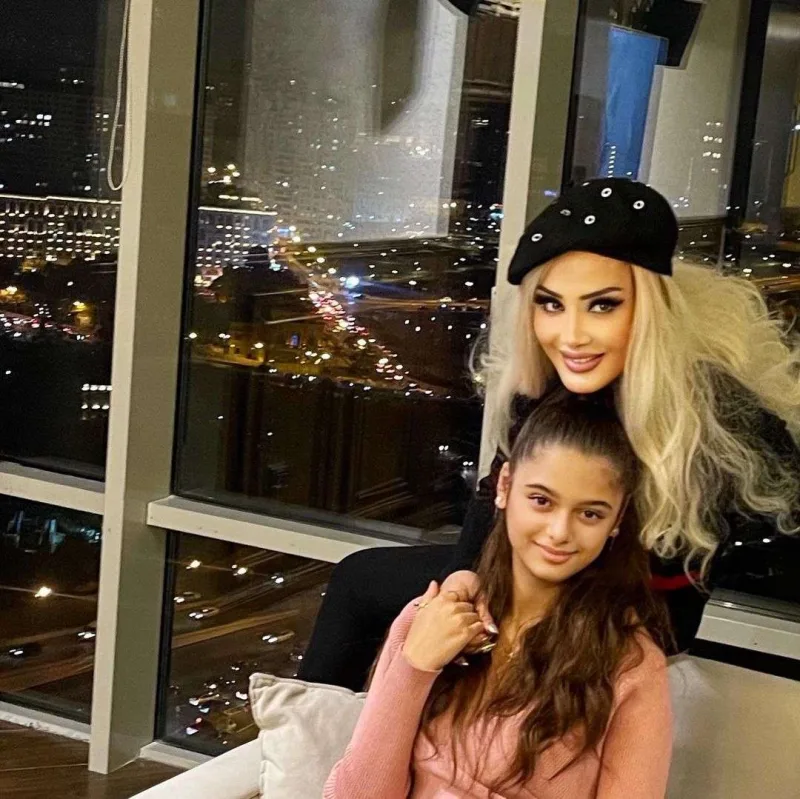 Xalq artistinin qızı universitetə qəbul oldu