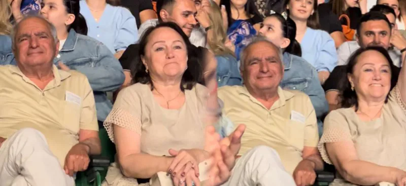 Oğullarını izləməyə gəldilər