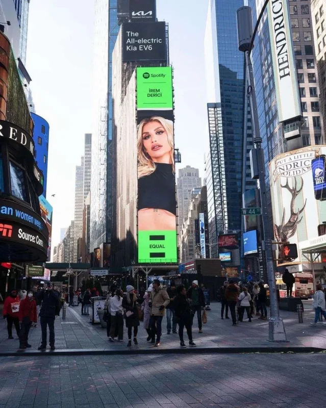 “Times” meydanında bu dəfə İrem Derici