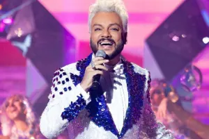 Kirkorov buketi mühafizəçinin üzünə çırpdı