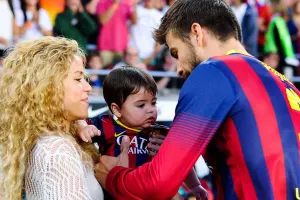 Şakiranın izlədiyi oyunda sevgilisi ilə öpüşdü