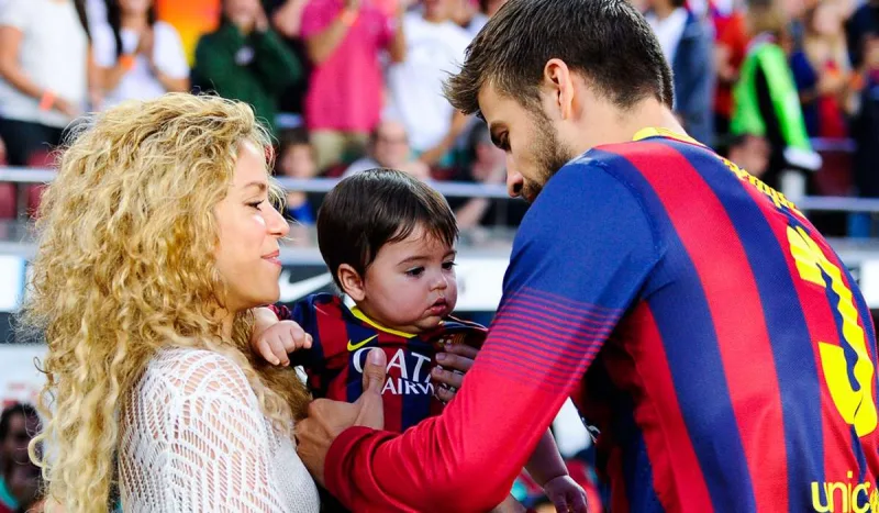 Şakiranın izlədiyi oyunda sevgilisi ilə öpüşdü