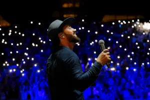 Zamiq açıq havada sevənləri üçün oxudu