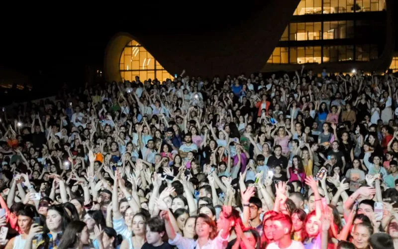 Zamiq açıq havada sevənləri üçün oxudu