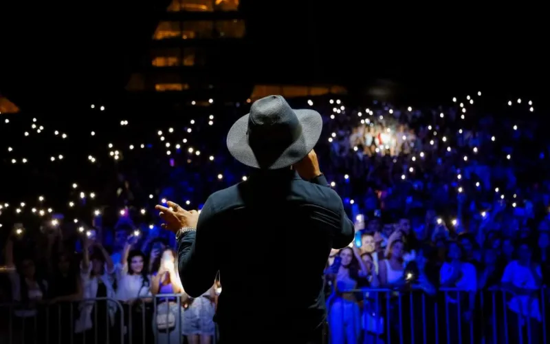 Zamiq açıq havada sevənləri üçün oxudu