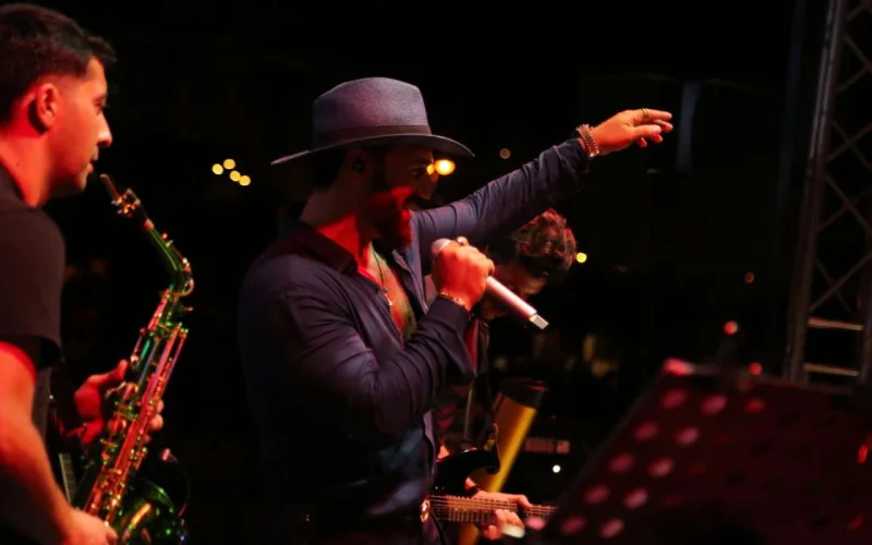 Zamiq açıq havada sevənləri üçün oxudu