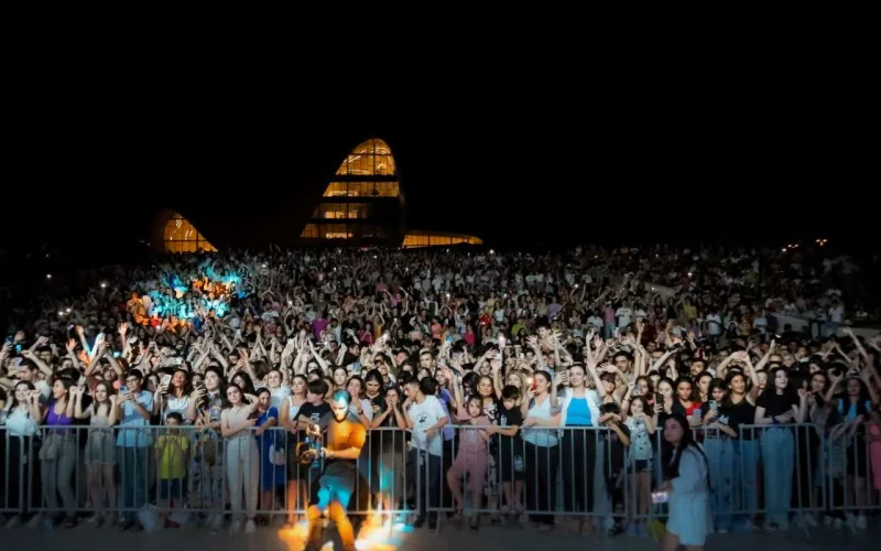 Zamiq açıq havada sevənləri üçün oxudu