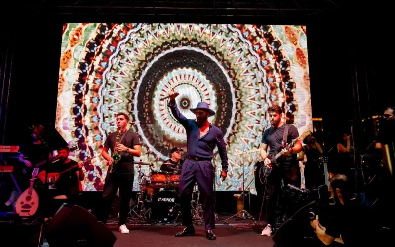 Zamiq açıq havada sevənləri üçün oxudu