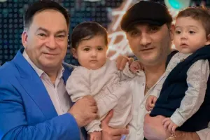 Əlikram əkiz nəvələriylə