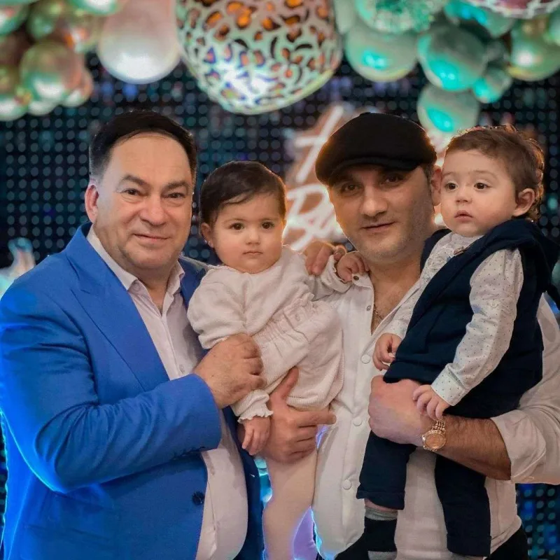 Əlikram əkiz nəvələriylə