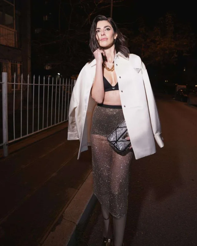 Nəsrin transparan geyimdə diqqət çəkdi