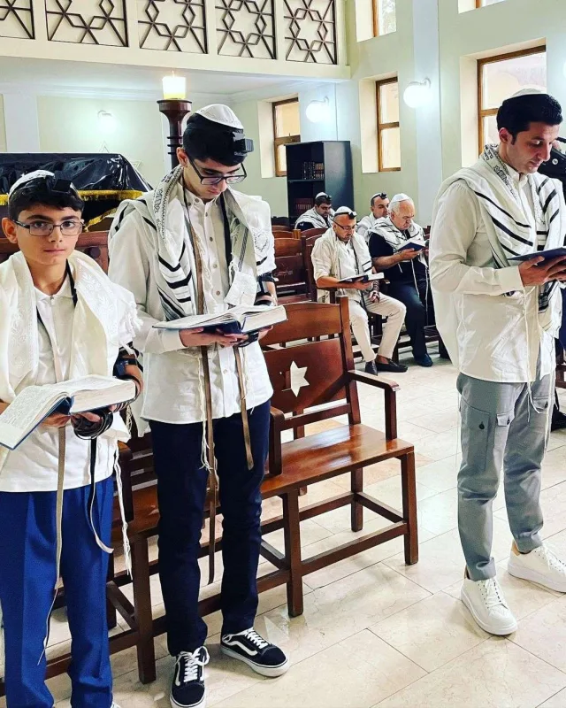 Xəyyam sinaqoqda