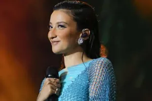 Müğənninin evinə oğru girdi