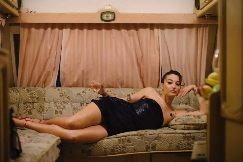 Müğənninin evinə oğru girdi